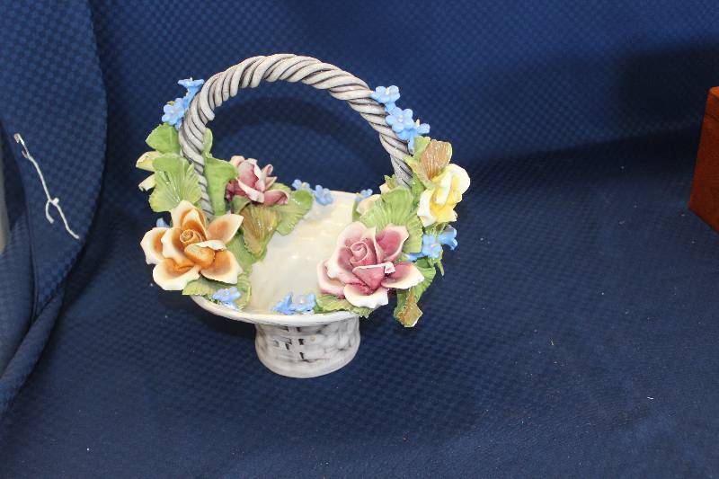 lot 360 image: Capodimonte Italian Vase