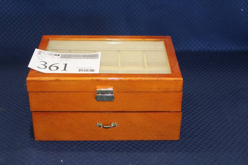 lot 361 image: Jewelry Box