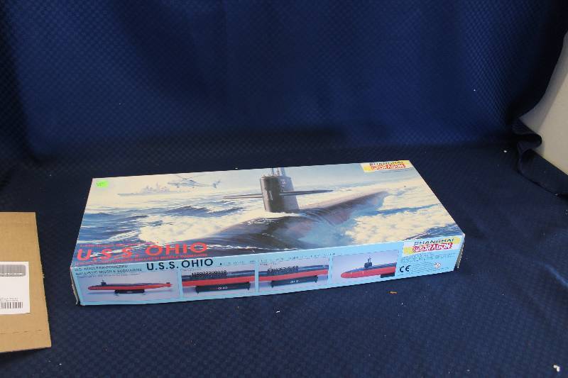 lot 363 image: Shanghai Dragon Modern Power Series 1.350 U.S.S. Ohio Model U.S Nuclear-Powered Ballistic Missile Submarine