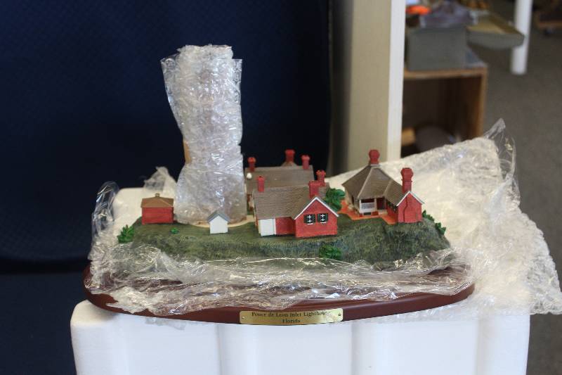 lot 365 image: Danbury Mint Great American Lighthouses Collection Lighted Ponce de Leon Inlet Lighthouse Ponce Inlet Florida