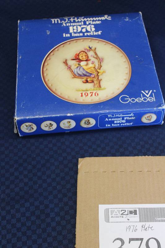 lot 379 image: M.J. Hummil 6th Annual Plate 1976 Hand-painted Porcelain Collectible Plate