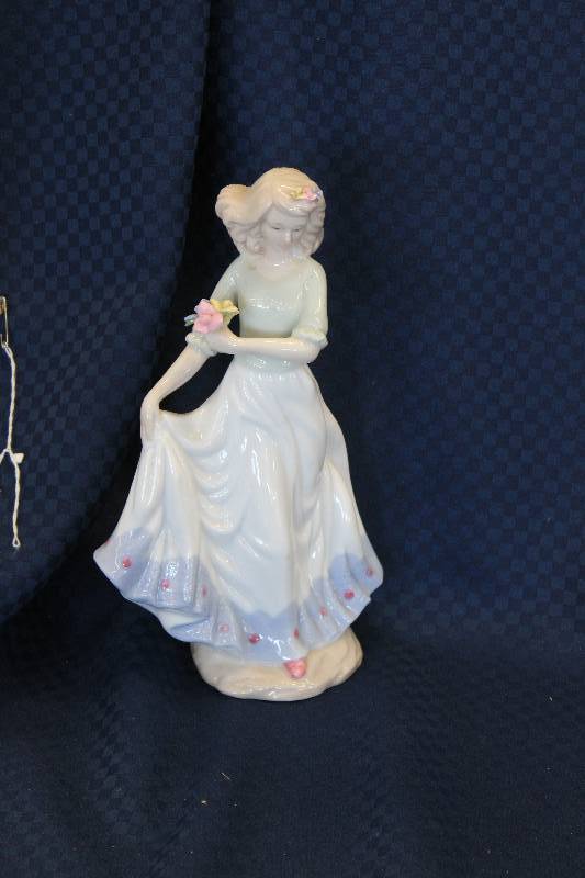lot 382 image: Ceramic Figurine