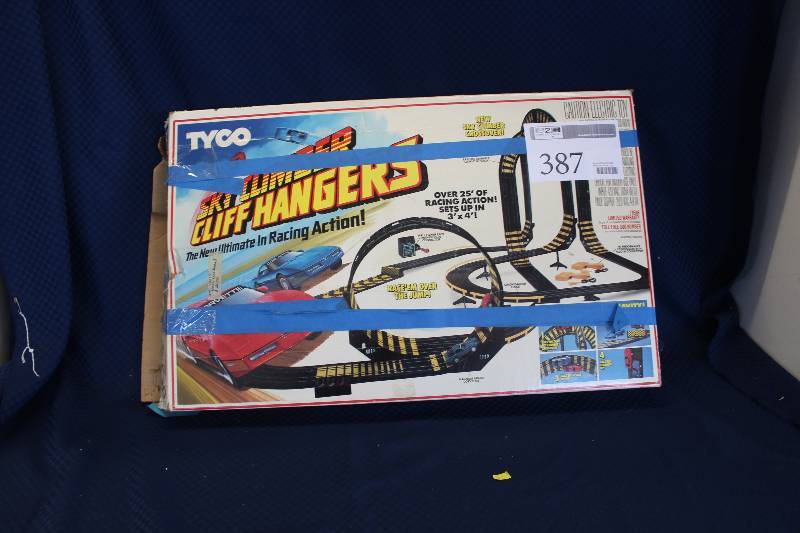 lot 387 image: Tyco Ski Climbers Cliff Hangers Race Track Set