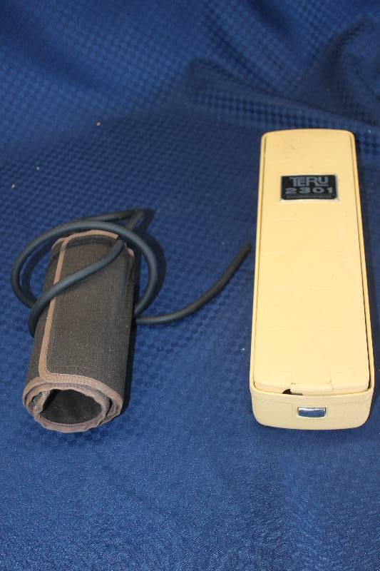 lot 395 image: Vintage 1960s Wall-mount Blood Pressure Kit