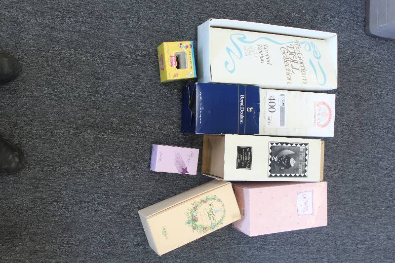 lot 400 image: Lot of (8) Collector Doll Boxes
