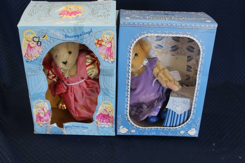 lot 406 image: Lot of (2) Collectible Holiday Bears