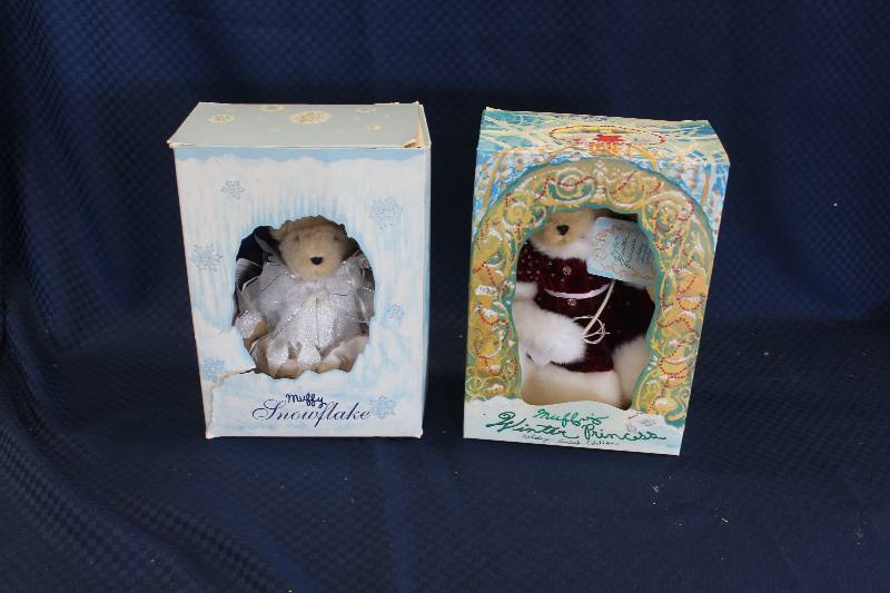 lot 407 image: Lot of (2) Collectible Holiday Bears