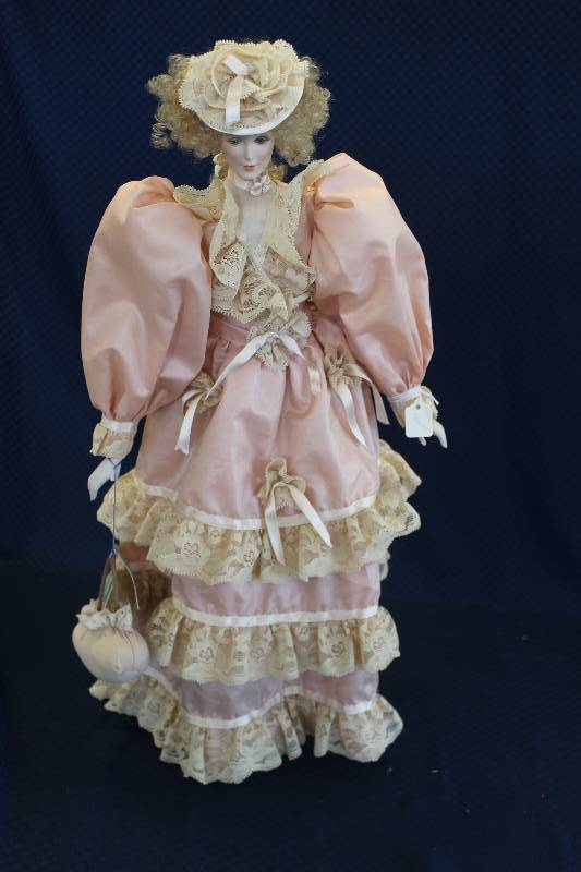 lot 416 image: Belombre Handmade Italian Porcelain#46750 Doll