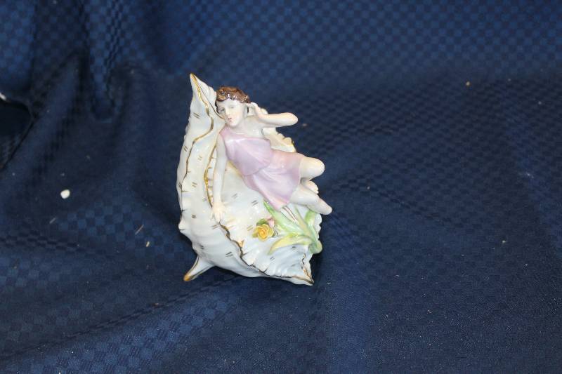 lot 432 image: Hand-painted Made In Germany Ceramic Table Decoration