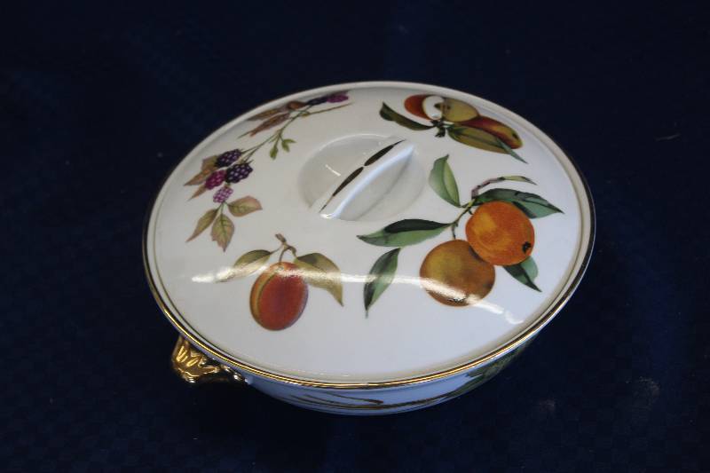lot 439 image: Royal Worcester Fireproof Shape 22 Size 4 Porcelain Bowl w Lid