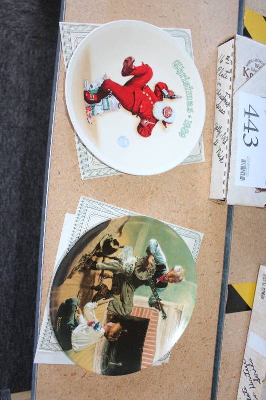 lot 443 image: Lot of (2) Norman Rockwell Ceramic Collectible Plates Including 1) 1989 #4190B Jolly Old St. Nick AND 1) 1989 #5300A The Banjo Player
