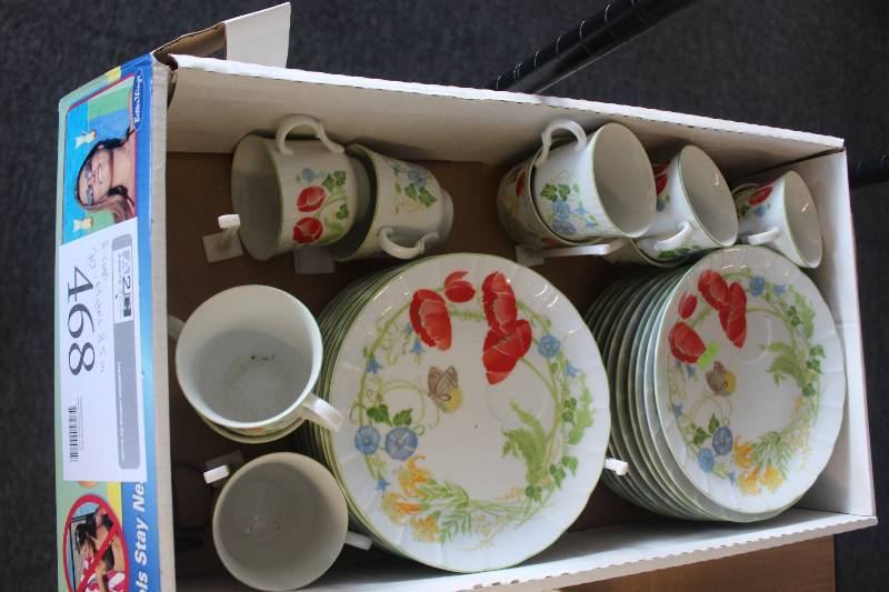 lot 468 image: Seymour Mannings Garden Flowers 31-Piece China Set Including 11-Cups, 20-Plates 8.5
