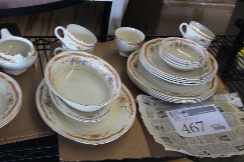lot 467 image: Eggshell Nautilus 30-Piece China Set 43 N 5