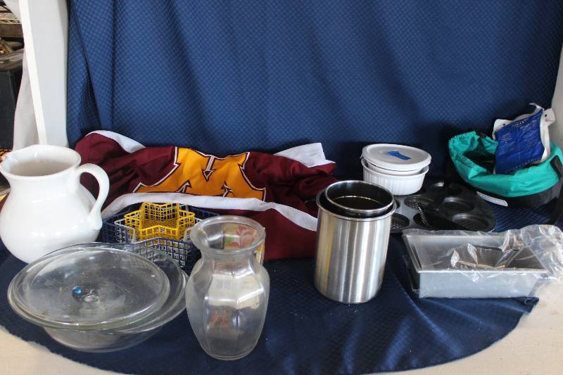 lot 490 image: Box Lot of Glassware & Bakeware
