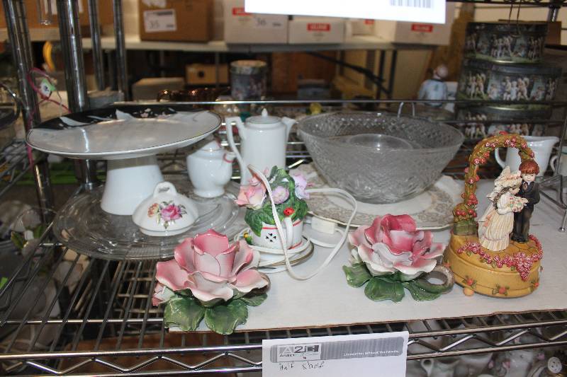 lot 515 image: Half Shelf Lot Of Ceramic Decorations, Tableware