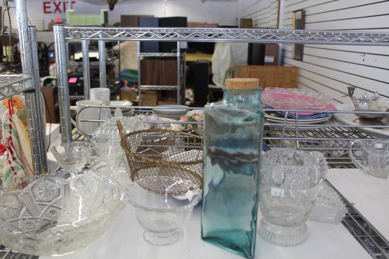 lot 521 image: Half Shelf Lot Of Glass Decorations, Tableware
