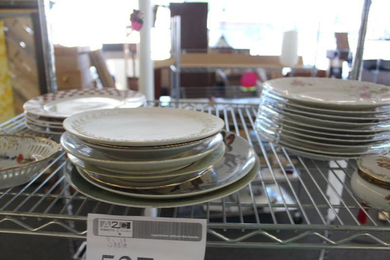 lot 527 image: Shelf Lot of China