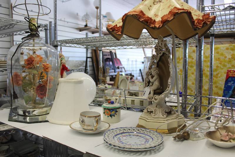 lot 541 image: Shelf Lot Of Ceramic, Glass Decorations, Tableware, Lamps