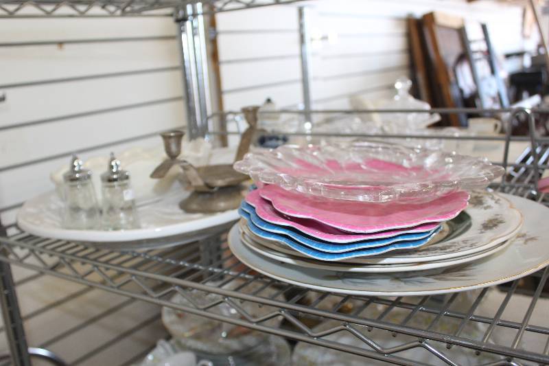 lot 545 image: Shelf Lot Of Ceramic, Glass Decorations, Tableware