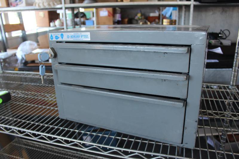 lot 575 image: Locking 3-Drawer Adrian Steel Toolbox w Keys