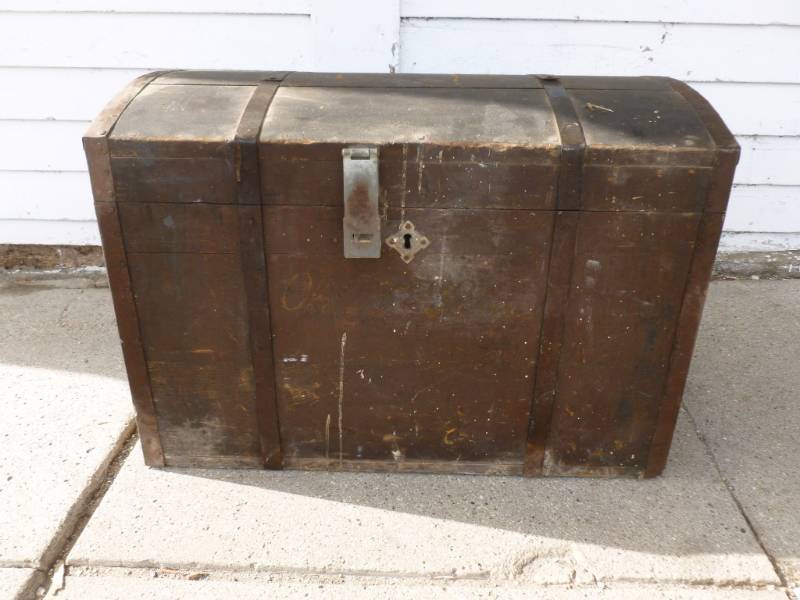 lot 6 image: Antique Immigrants Trunk