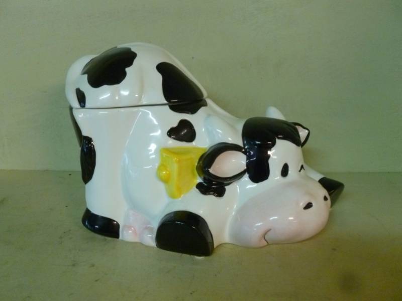 lot 14 image: Cow Cookie Jar