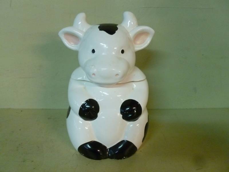 lot 15 image: Cow Cookie Jar