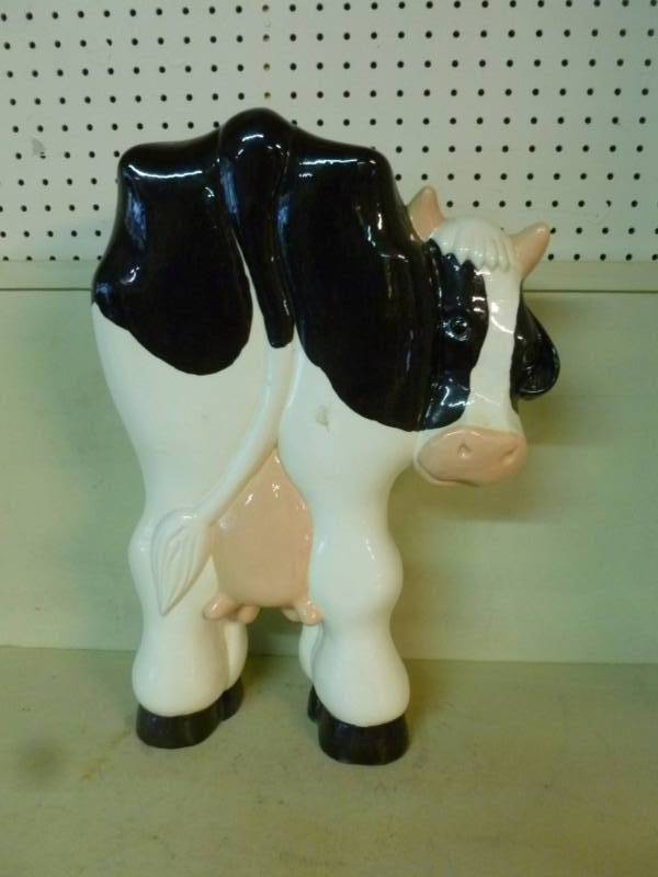 lot 16 image: Cow Decoration