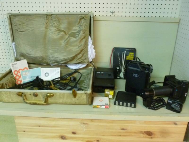 lot 19 image: Vintage Camera Items