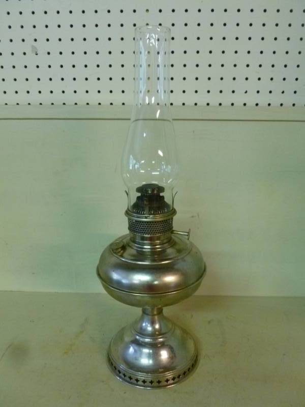 lot 23 image: Vintage Kerosene Lamp