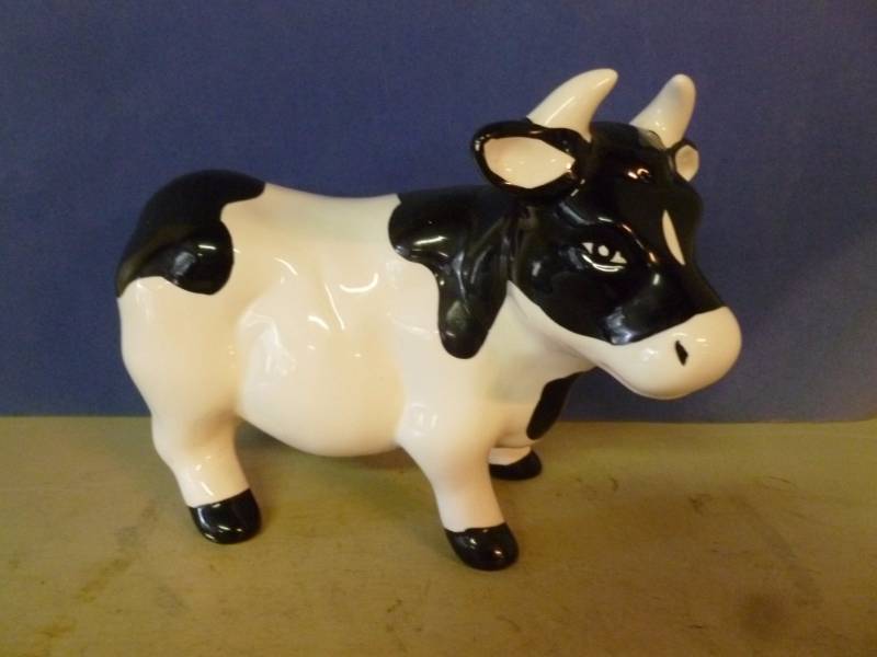 lot 29 image: Cow Decoration