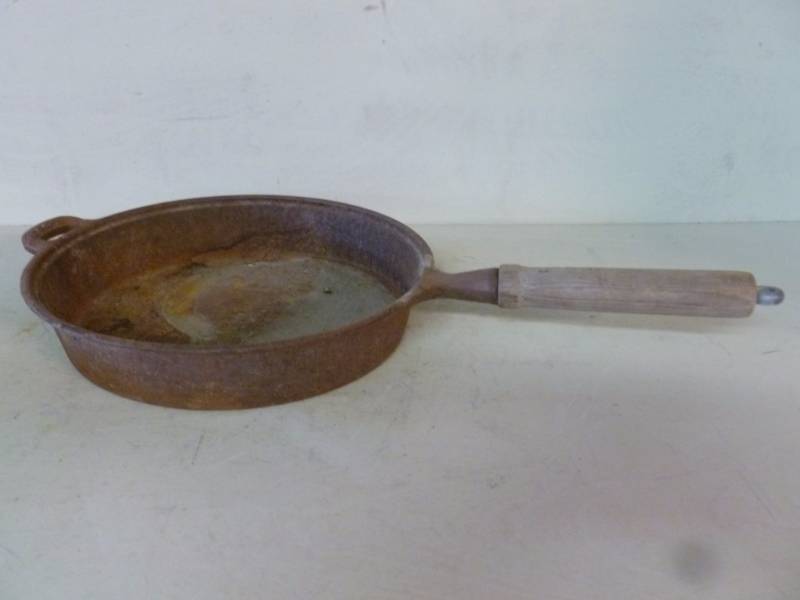 lot 41 image: Cast Iron Pan