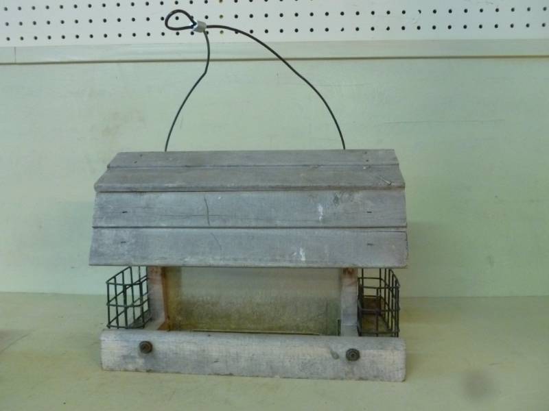 lot 45 image: Bird Feeder