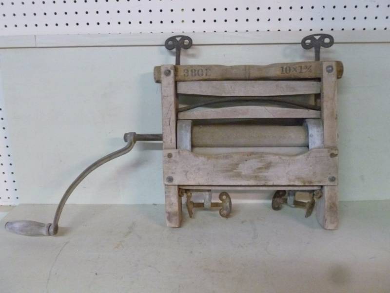 lot 51 image: Antique Clothes Wringer