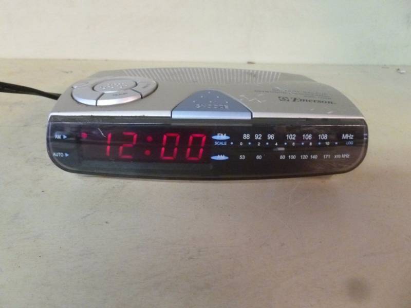 lot 83 image: Alarm Radio