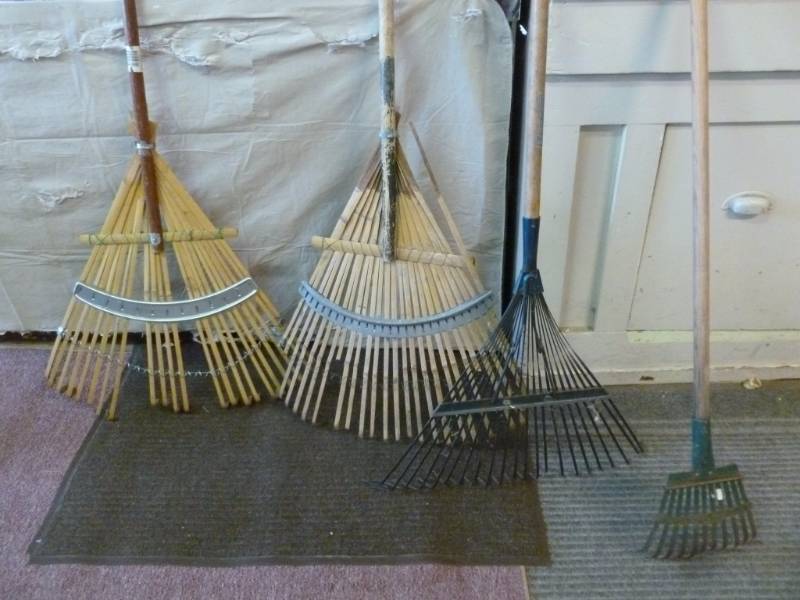 lot 118 image: Rakes
