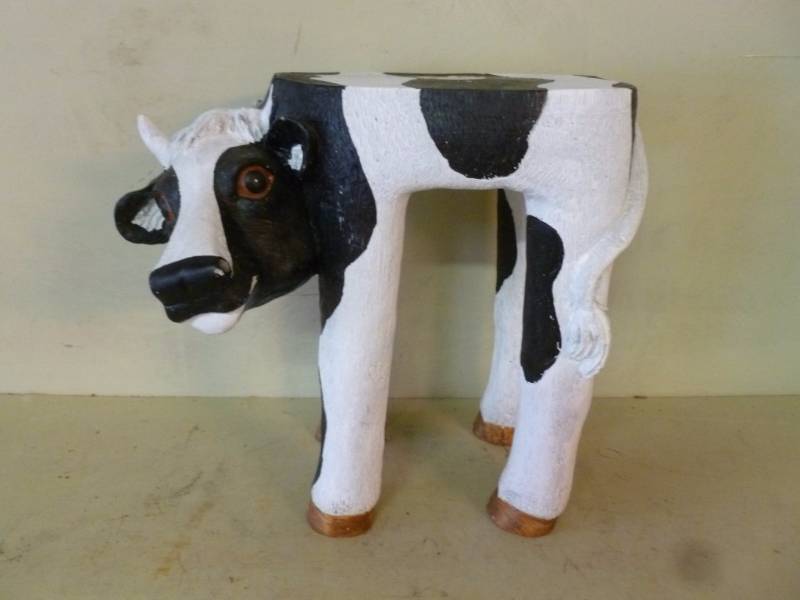 lot 137 image: Cow Decoration