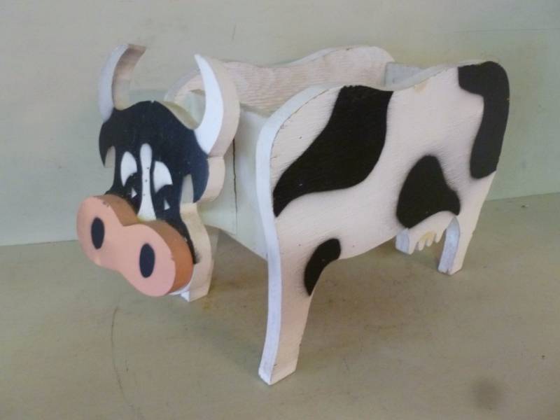 lot 138 image: Cow Decoration