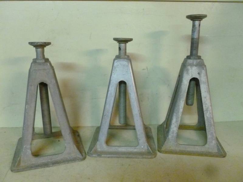 lot 214 image: Jack Stands