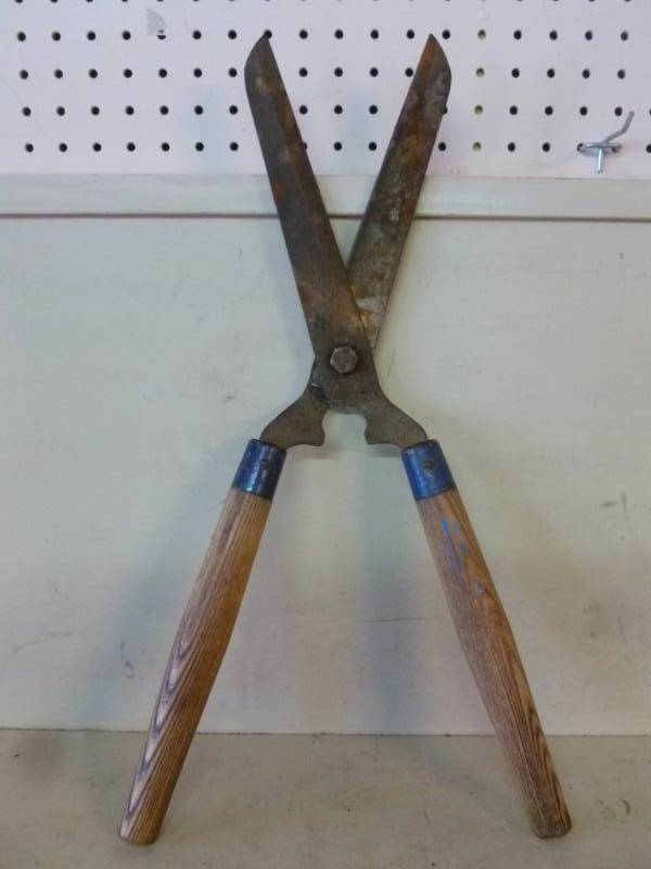 lot 228 image: Yard Tool