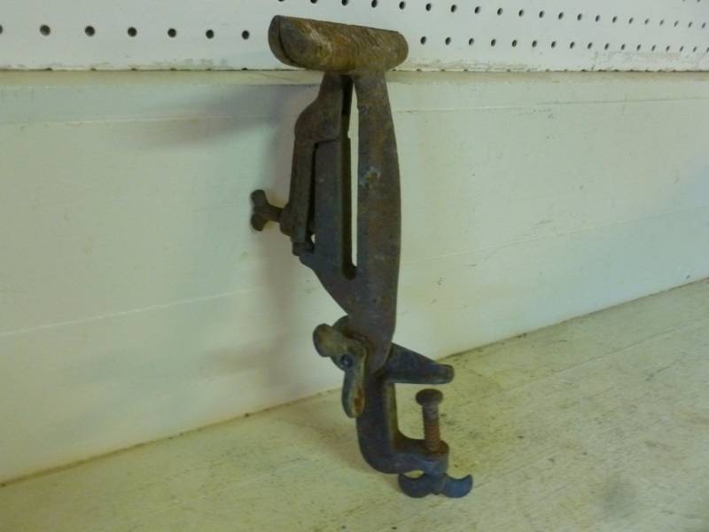 lot 335 image: Saw Vise