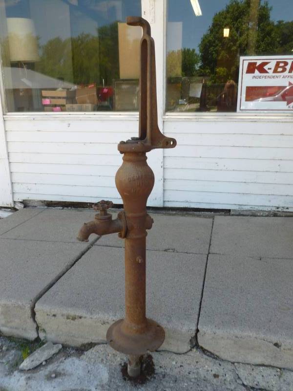 lot 351 image: Vintage Water Pump