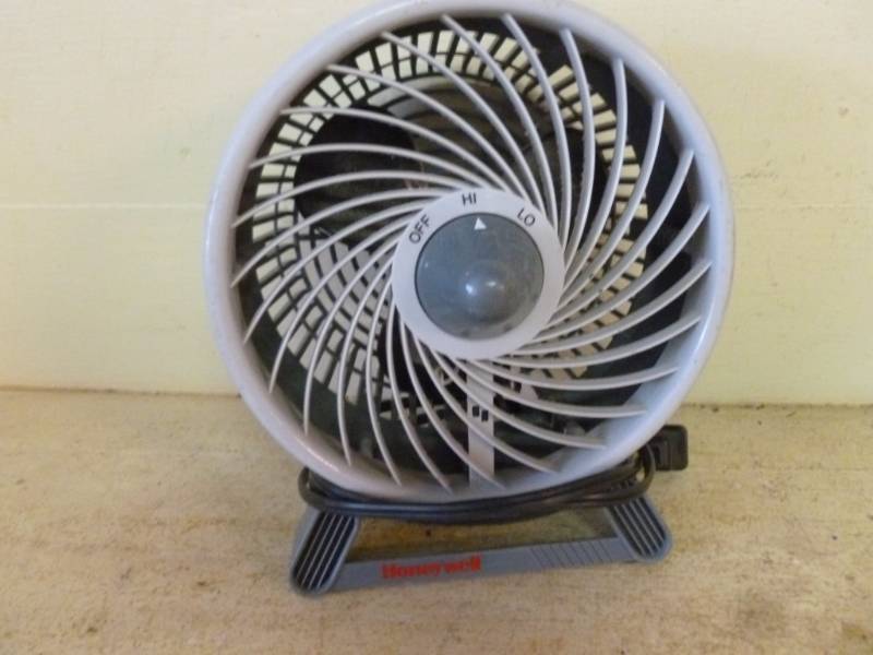 lot 374 image: Fan