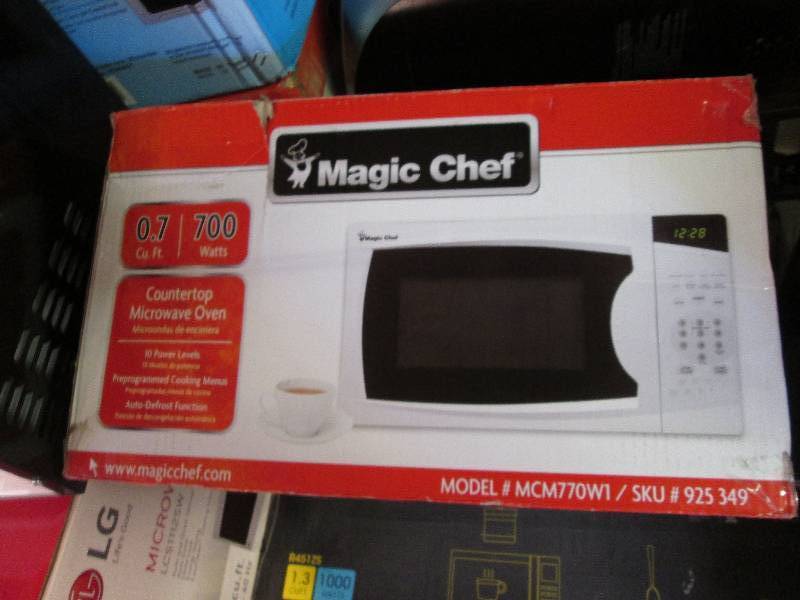 Magic Chef 0.7 cu. ft. Countertop M...