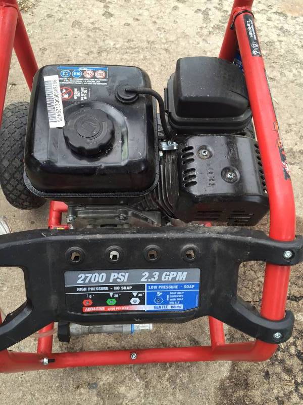 Homelite 2700-PSI 2.3-GPM Gas Pressure Washer in working conditions