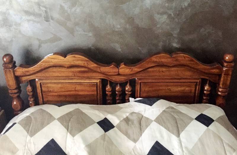 lot 10 image: Beautiful Vintage Quality Carved Solid Wood Turned Spindled Queen Size Headboard - Excellent Condition