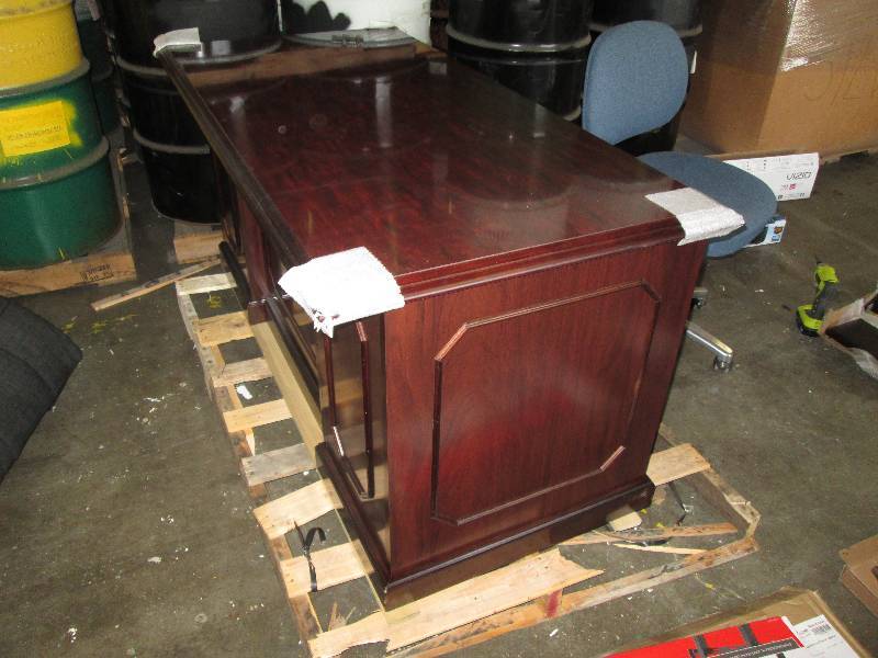 lot 520 image: Governors Series Executive Desk with Double Pedestal