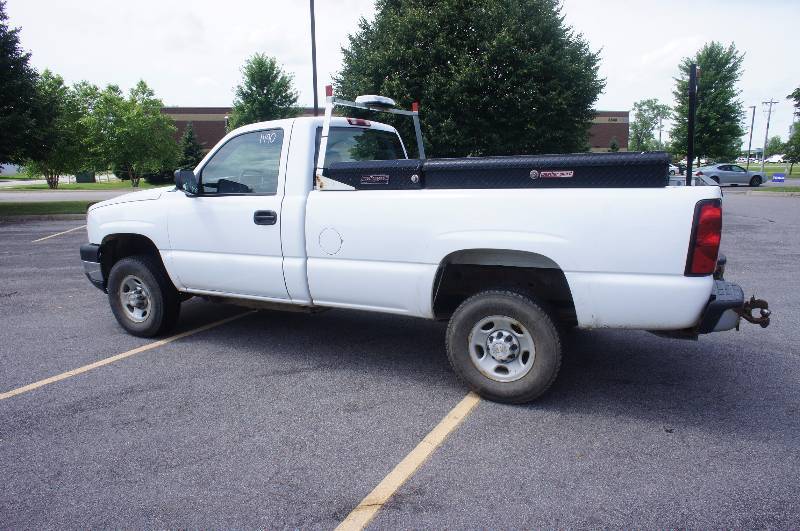 2006 CHEVY SILVERADO PICKUP - 4WD - V8 - WEATHER GUARD TOOL BOXES - LADDER RACK (#1490)