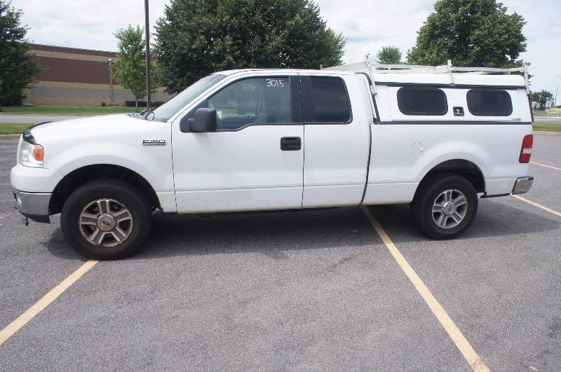 2005 FORD F-150 CREW CAB - 5.4  V8 - WITH PRO SERIES TOPPER - LADDER RACK - WEATHER GUARD TOOL STORAGE (#3015)