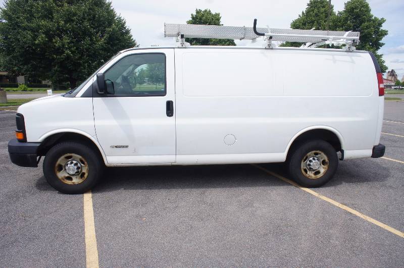 2006 CHEVY EXPRESS 3500 VAN - V8 PRIME DESIGN LADDER RACKS - ADRIAN STEEL STORAGE (#1307)